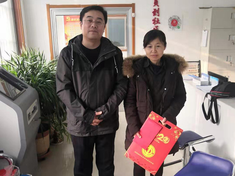 公司領(lǐng)導走訪、慰問社區(qū)困難家庭